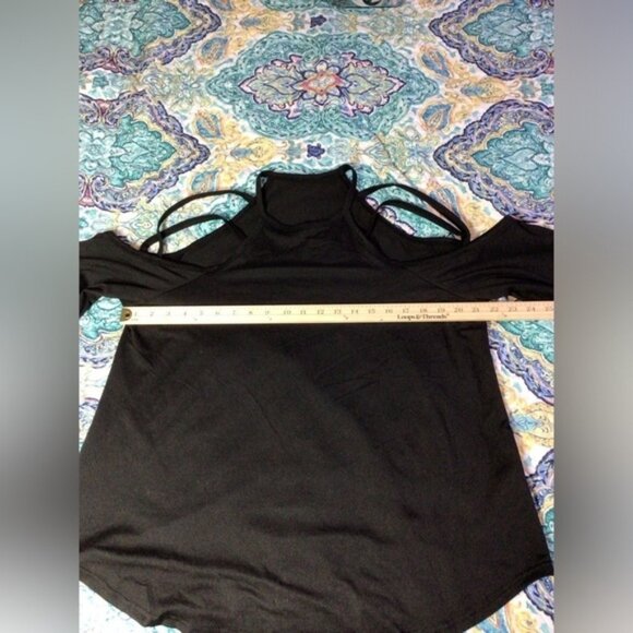 Black crew neck cold-shoulder long sleeve top 2xl.   (8L) - Picture 6 of 10